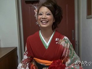Low-spirited geisha knippert harige kut en geeft een blowjob