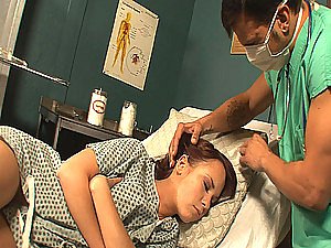 Gynécologue sale baise une Pacient dans foetus sommeil