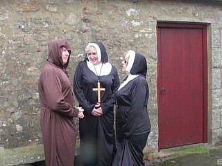 On offer Nuns matures Trisha et Claire Paladin ont un trio freakish