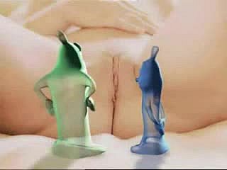 Pretty good Cutie wird von lustigen animierten Kondomen und einem Dildo gefickt