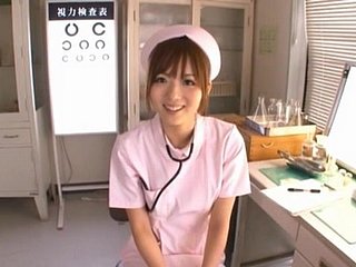 Vidéo de POV de l'infirmière japonaise Yuu Asakura agréable une bite raide