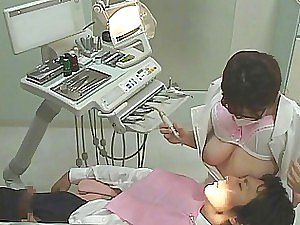 Dentista japonês vicioso se esforça seus clientes enquanto eles chupa seus grandes jarros