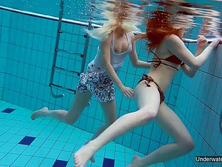 تستمتع Katrin Bulbul المرغوب فيه بالسباحة عارية تحت الماء مع فتاة ساخنة