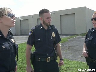 Dwie policyjne kobiety pieprzone aresztowały czarnego faceta i zmusza go fulfil lizania twatów