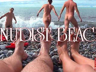 Spiaggia per nudisti - Giovane coppia nuda near spiaggia, coppia di adolescenti nudi