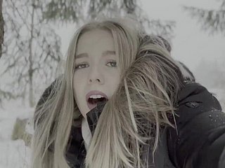 18 -letni nastolatek twerp pieprzony w lesie na śniegu