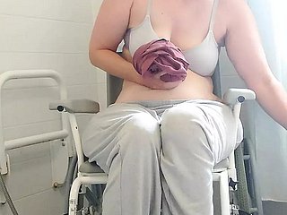 Paraplegic unlit Purplewheelz British Milf plassen onder de hose down