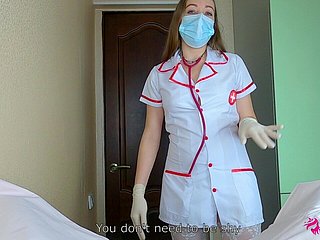 Prawdziwa pielęgniarka dokładnie wie, czego potrzebujesz do rozluźnienia piłek! Ssie kutasa do twardego orgazmu! Tyro POV porno