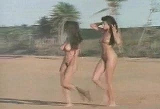 Dos chicas de shivering playa nudista