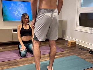Frau wird gefickt und cremepie close to Yogahosen, während er von Ehemanns Freund trainiert