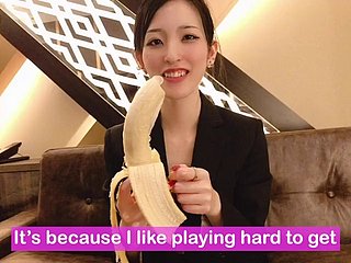 Banaan pijpbeurt om het condoom op te zetten! Japanse untrained handjob