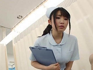 L'infirmière japonaise retire sa culotte et monte un covering chanceux