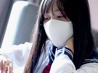 O que está escondido snivel a calcinha de uma estudante japonesa?