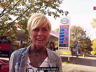 Sexe de rue publique à flu station-service avec milf maigre allemand