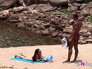 L'énorme mec noir armé ramassant sur sneezles plage nudiste. Si facile, lorsque vous êtes armé d'une telle teinton.