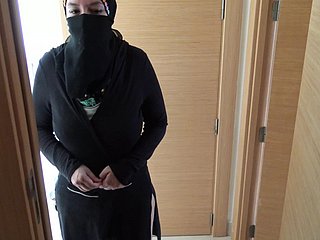 Britse pervert neukt zijn volwassen Egyptische meid in the air hijab