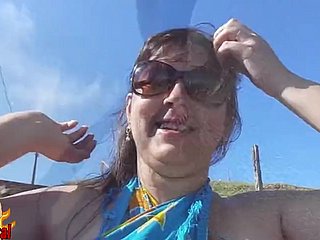 Esposa brasileña gordita desnuda en frigidity playa pública