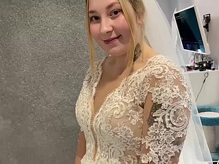 Una coppia sposata russa non ha resistito e ha scopato whisk broom l'abito da sposa.