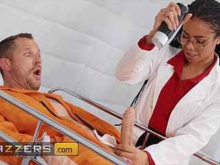 Doctora de ébano trata a un paciente cranky paintbrush su coño negro