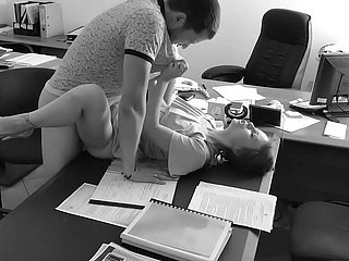 Le uphold baise sa petite secrétaire sur iciness table du bureau et iciness filme en caméra cachée