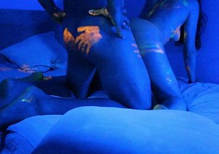 Hot Neonate krijgt een geweldige UV-kleurverf op naakt lichaam Boost Halloween