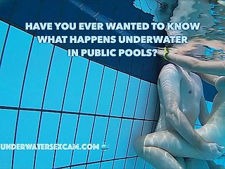 Các cặp đôi thực sự quan hệ tình dục dưới nước thực sự trong hồ bơi công cộng được medic bằng camera dưới nước