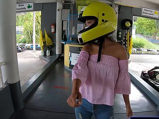 Teman wanita remaja amatur Thai yang comel pergi karting dan dirakam pada dusting selepas itu