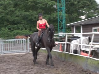 Schattige tieners uit Nederland zijn imported en klaar om hun paarden te rijden