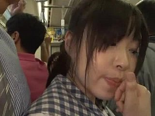 Estudiante japonesa coño palpitante dedos en un autobús