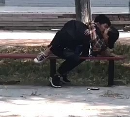 Chiński pupil kochać na ławce
