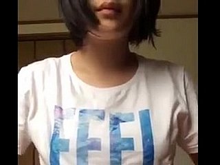 可爱的中国女孩表演的胸部dirtyteenstube.com